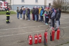 Ukázka hasicích přístrojů na gymnáziu